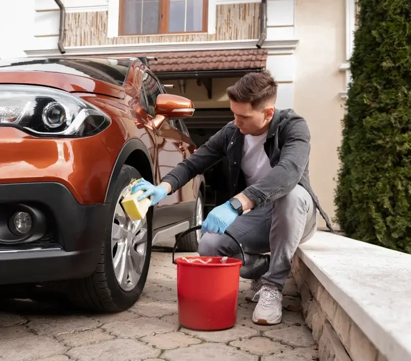 Lavage auto à domicile Chartainvilliers : professionnel intervenant sur un véhicule